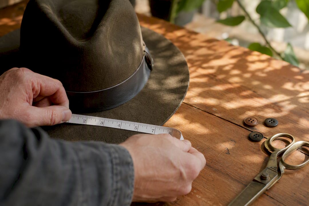 Tape measure measuring hat brim width